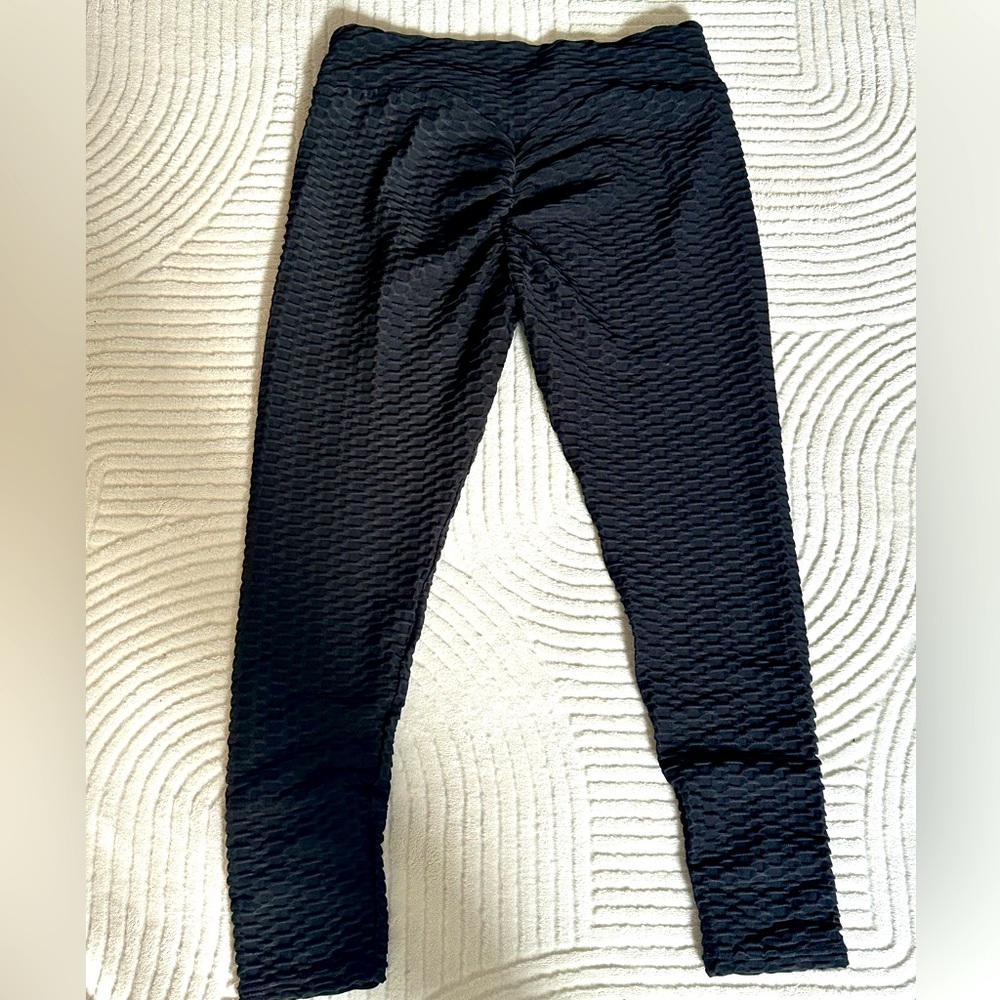 Workout leggings.  Scrunch butt gym leggings.